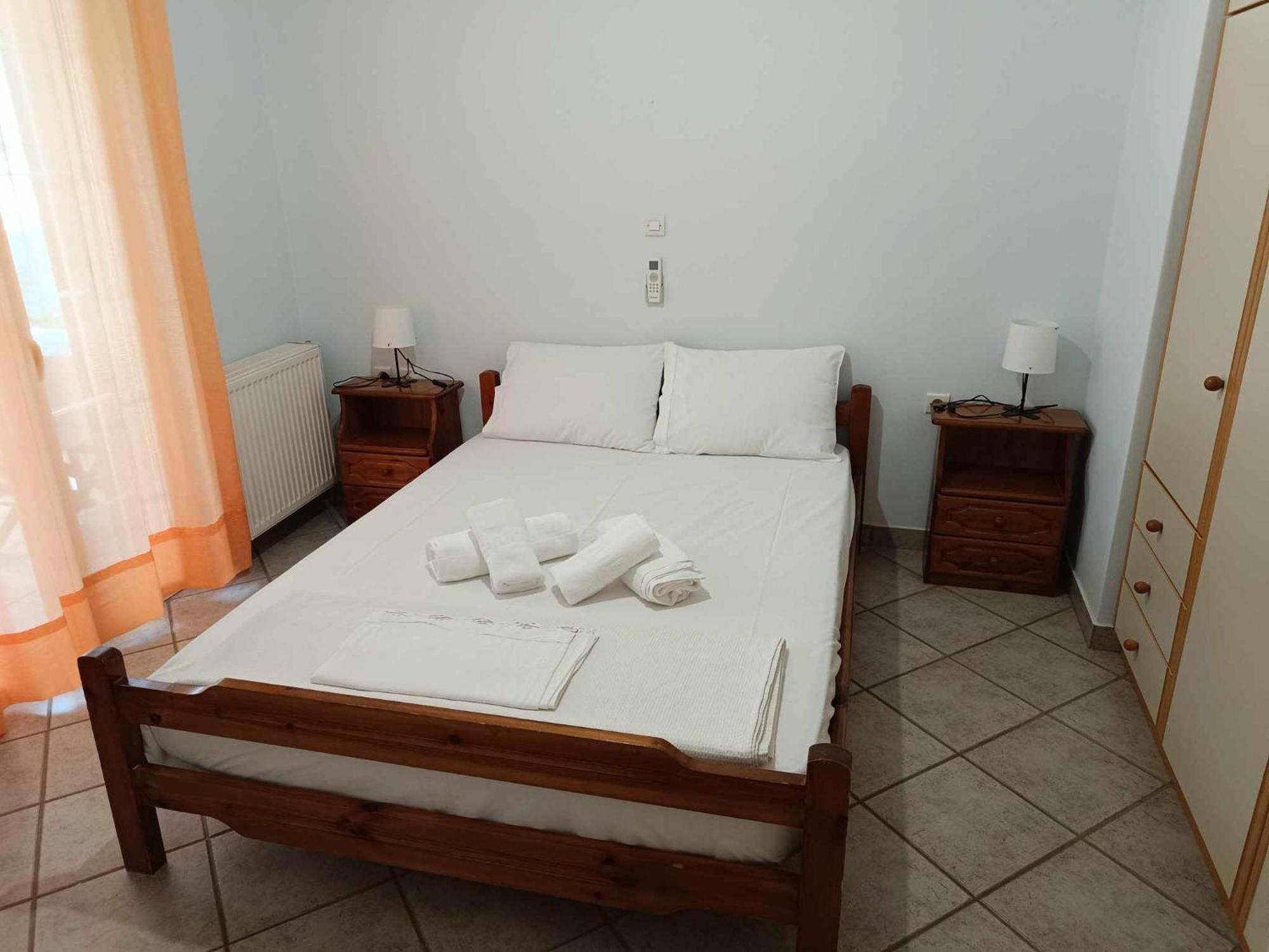 Athina Rooms Karvounades Luaran gambar